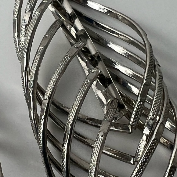 Cute Continuous Dangling Silver Tone Leaves Pierced Earrings - Picture 5 of 16